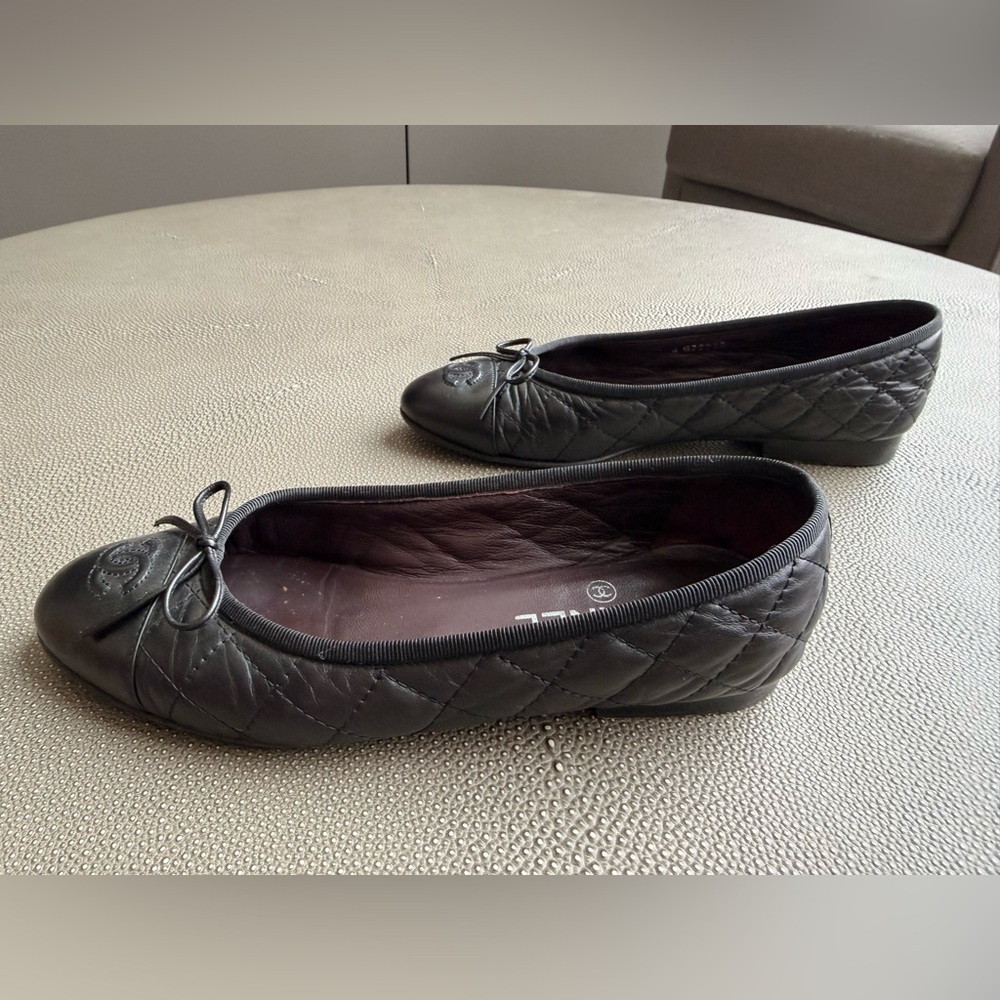 CHANEL Black Quilted Flats with Bow - Picture 4 of 8